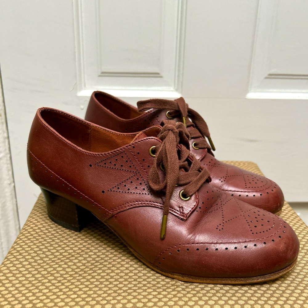 ROYAL VINTAGE brown lace-up Oxfords, size 6.